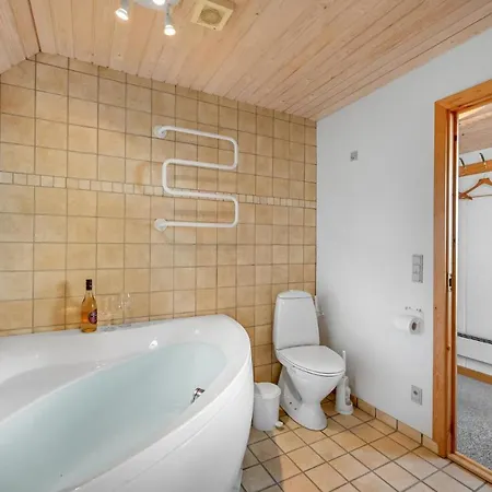 2 Bedroom Beautiful In Ulfborg * Fjand Gårde