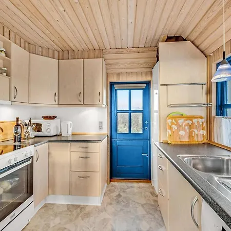 2 Bedroom Beautiful In Ulfborg * Fjand Gårde